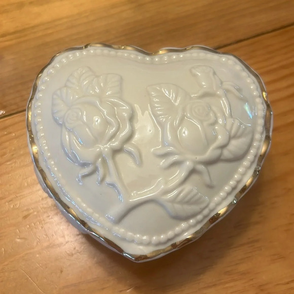Porcelain heart shaped trinket box with gold tone trim and roses on top - Picture 1 of 9